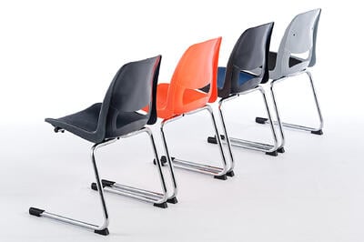 Widerstandsfähige Schulstühle mit C-Freischwinger für Klassenräume